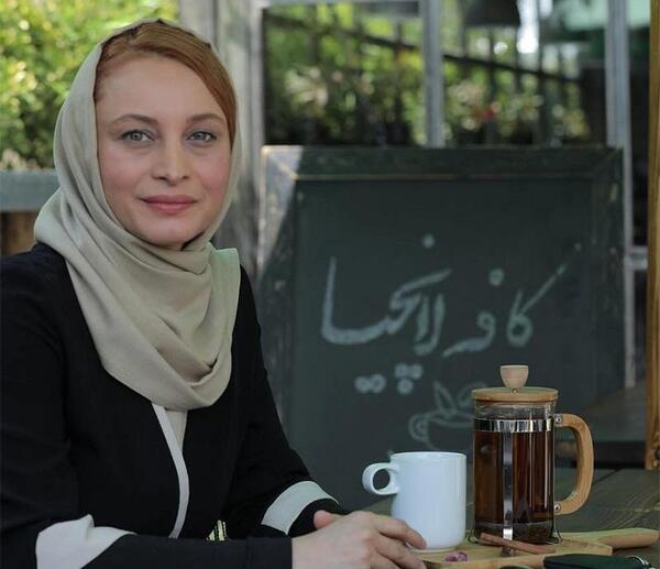 ژست عکس دخترانه در کافی شاپ