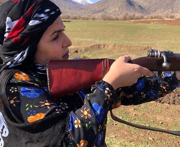 عکس دختر با حجاب با تفنگ