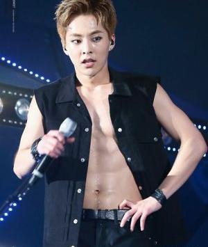 عکس جیمین با سیکس پک
