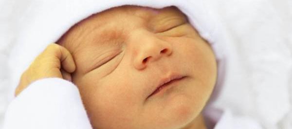 عکس نوزاد زردی گرفته