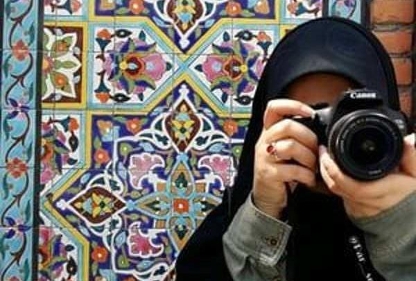 عکس دختر چادری با دوربین عکاسی برای پروفایل