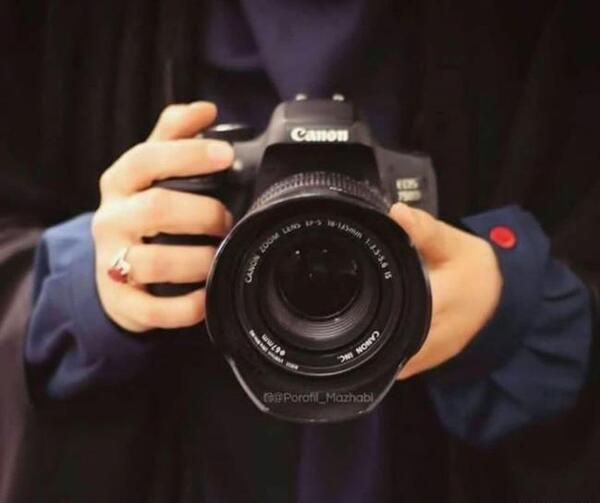 عکس دختر چادری با دوربین عکاسی برای پروفایل