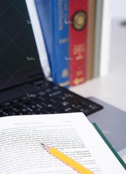 عکس لپ تاپ و کتاب