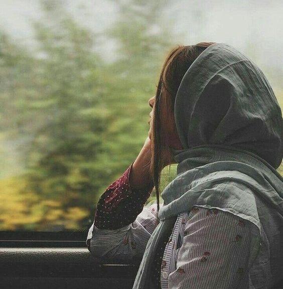 عکس دختر تنها در کافه