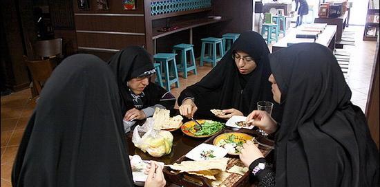 عکس دختر تنها در کافه