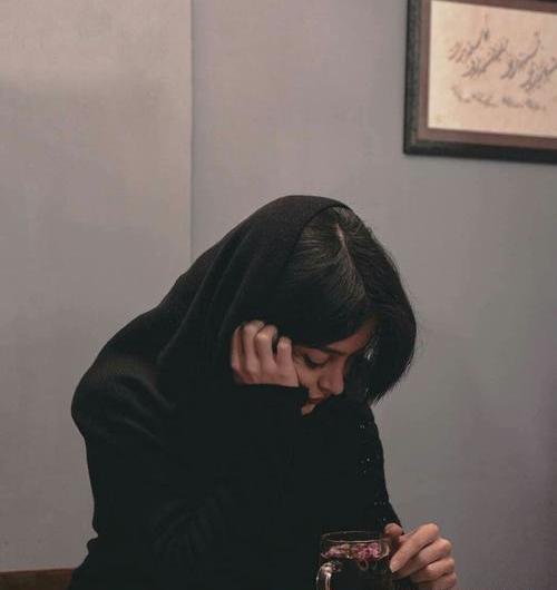 عکس دختر تنها در کافه