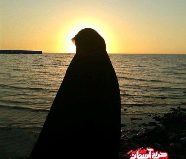 عکس دختر تنها و غمگین کنار دریا
