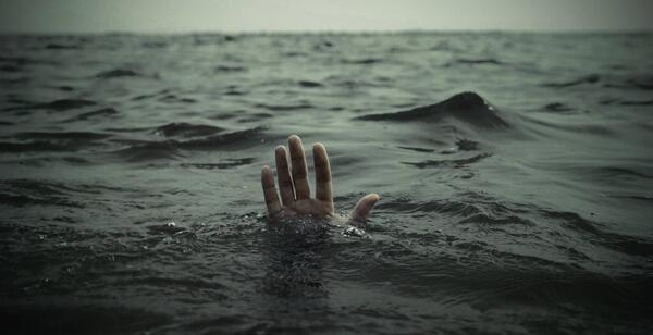 عکس دریا غرق شدن