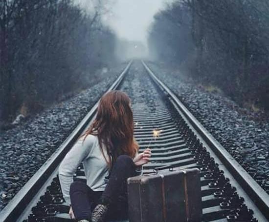 عکس دختر تنها روی ریل قطار