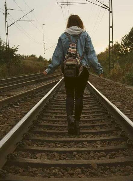 عکس دختر تنها روی ریل قطار