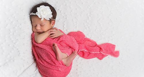 عکس آتلیه یک ماهگی نوزاد