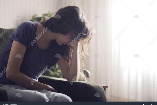 عکس دختر غمگین روی صندلی