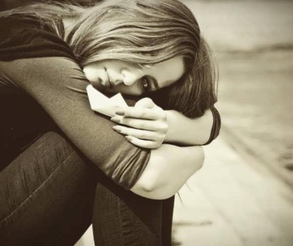 عکس دختر غمگین روی صندلی