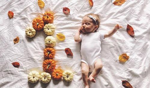 عکس یک ماهگی نوزاد با گل