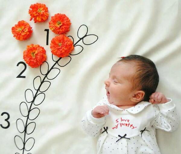 عکس یک ماهگی نوزاد با گل