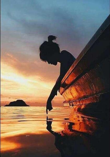عکس دختر تنها و خوشحال