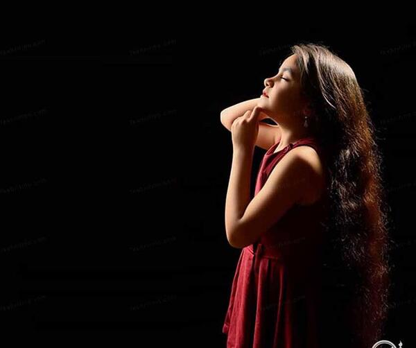 ژست عکس دخترانه در آتلیه با لباس مجلسی