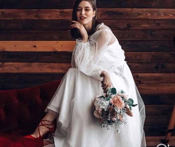 ژست عکس دخترانه در آتلیه با لباس مجلسی
