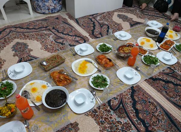 عکس قورمه سبزی رو میز