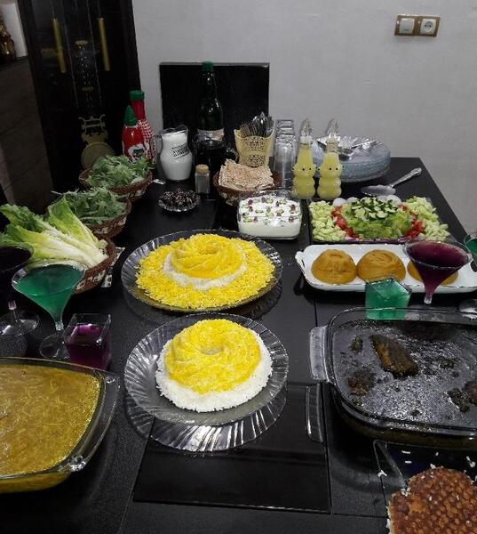 عکس قورمه سبزی رو میز