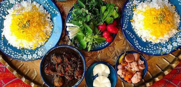 عکس قورمه سبزی رو میز
