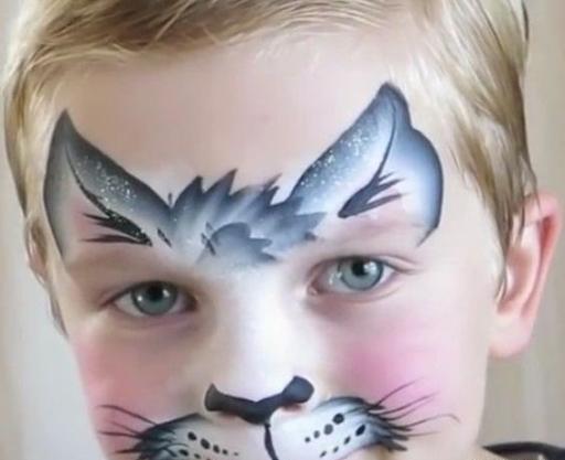 عکس گربه روی صورت بچه