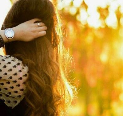 عکس دختر تنها شاد