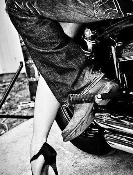 عکس پروفایل عاشقانه روی موتور