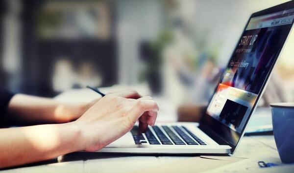 عکس لپ تاپ برای پروفایل