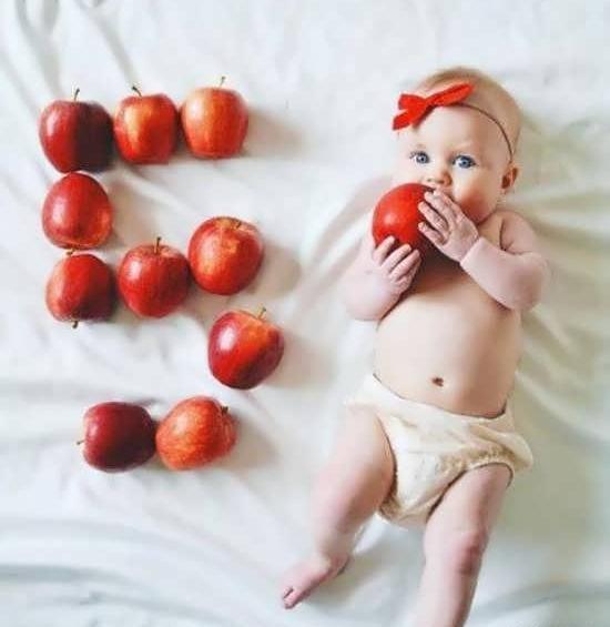 عکس یک ماهگی نوزاد پسر با میوه
