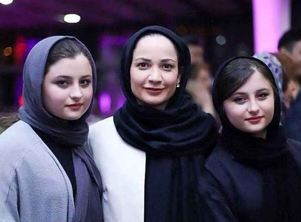 عکس سارا و نیکا قلیون کشیدن