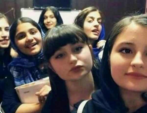 عکس سارا و نیکا قلیون کشیدن