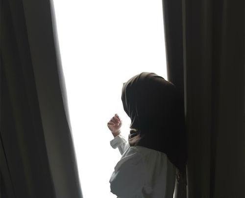 عکس دختر غمگین از پشت سر
