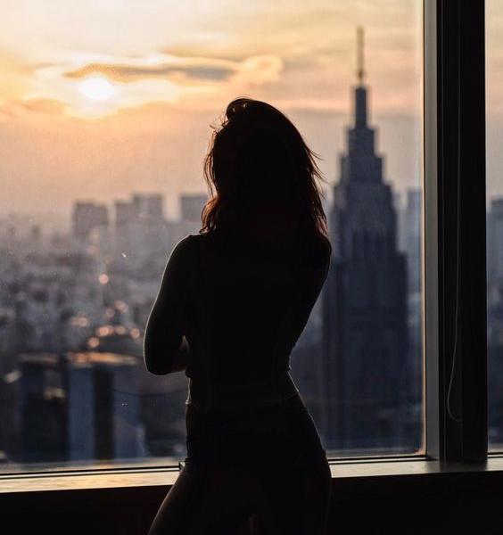 عکس دختر تنها تو تاریکی