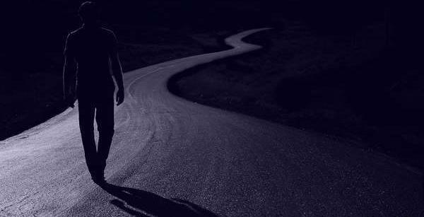 عکس دختر تنها تو تاریکی