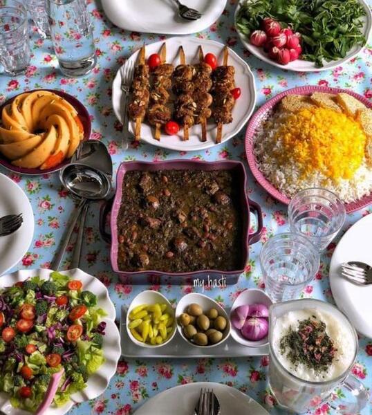 عکس قورمه سبزی روی میز