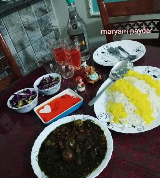 عکس قورمه سبزی روی میز