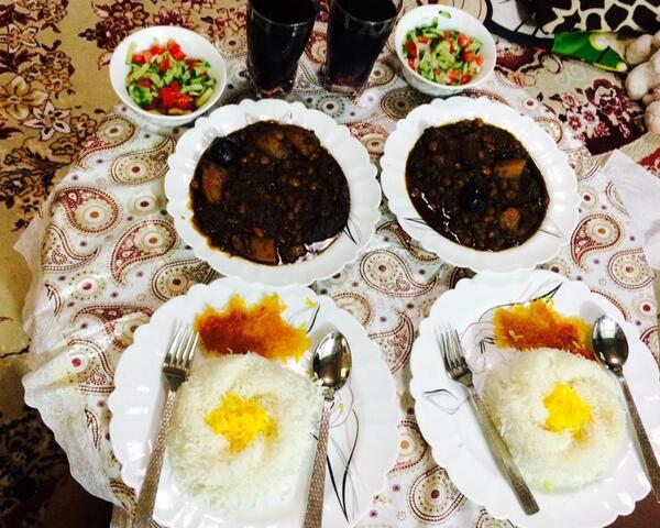 عکس قورمه سبزی روی میز