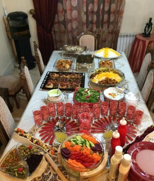 عکس قورمه سبزی روی میز