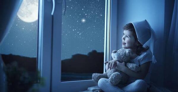 عکس ماه از پشت پنجره