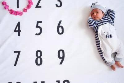 عکس نوشته تبریک یک ماهگی نوزاد