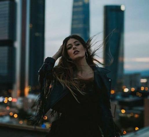 عکس پروفایل دختر روی پشت بام