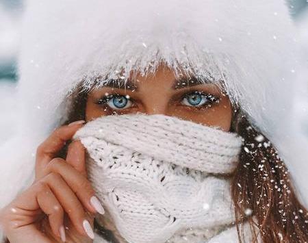 عکس دختر غمگین در برف