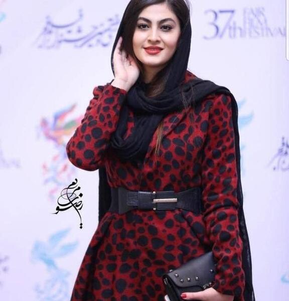 عکس با حجاب مریم مومن