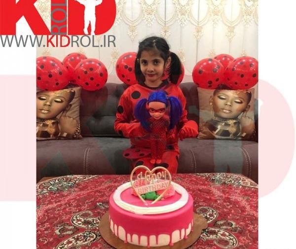 عکس دختر کفشدوزک تنها