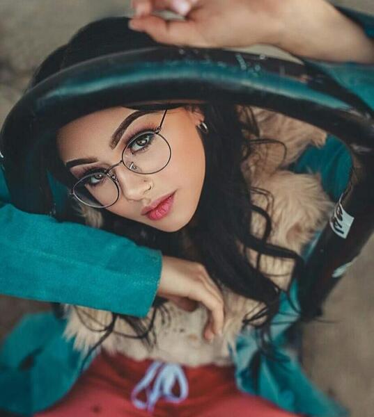 عکس فیک دخترونه عینکی
