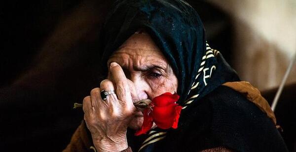 عکس مادر چشم به راه