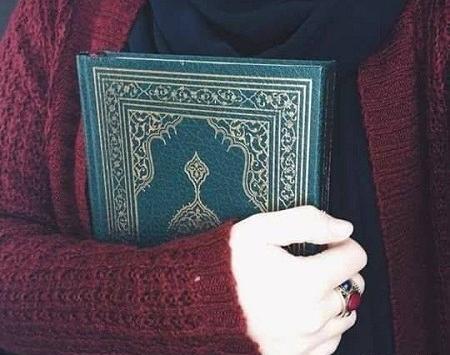عکس دختر با قرآن کریم