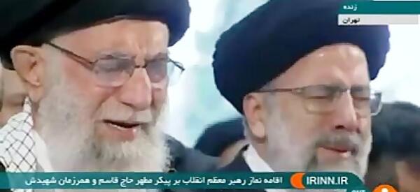 عکس گریه آیت الله خامنه ای