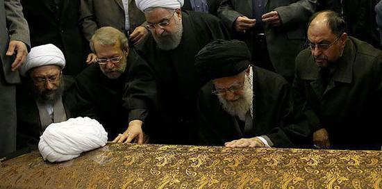 عکس گریه آیت الله خامنه ای